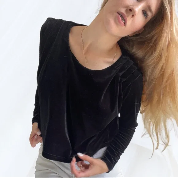 90’s black velvet top, ruched shoulder detail, long sleeves - Picture 4 of 13